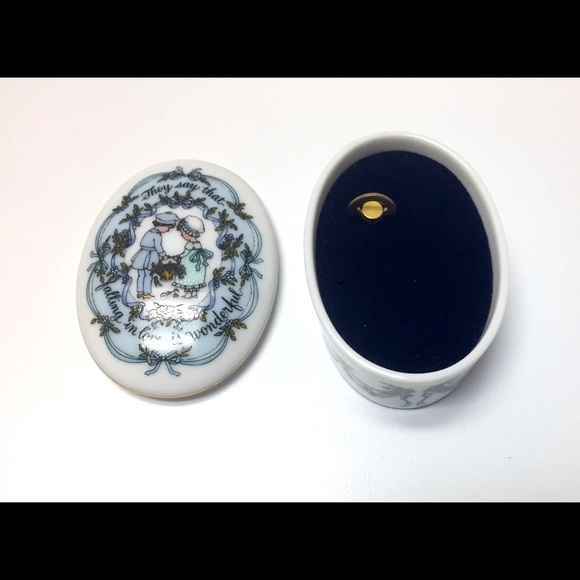 Vintage Franklin Mint Music Box “They Say That Falling In Love Is Wonderful" - Picture 2 of 8